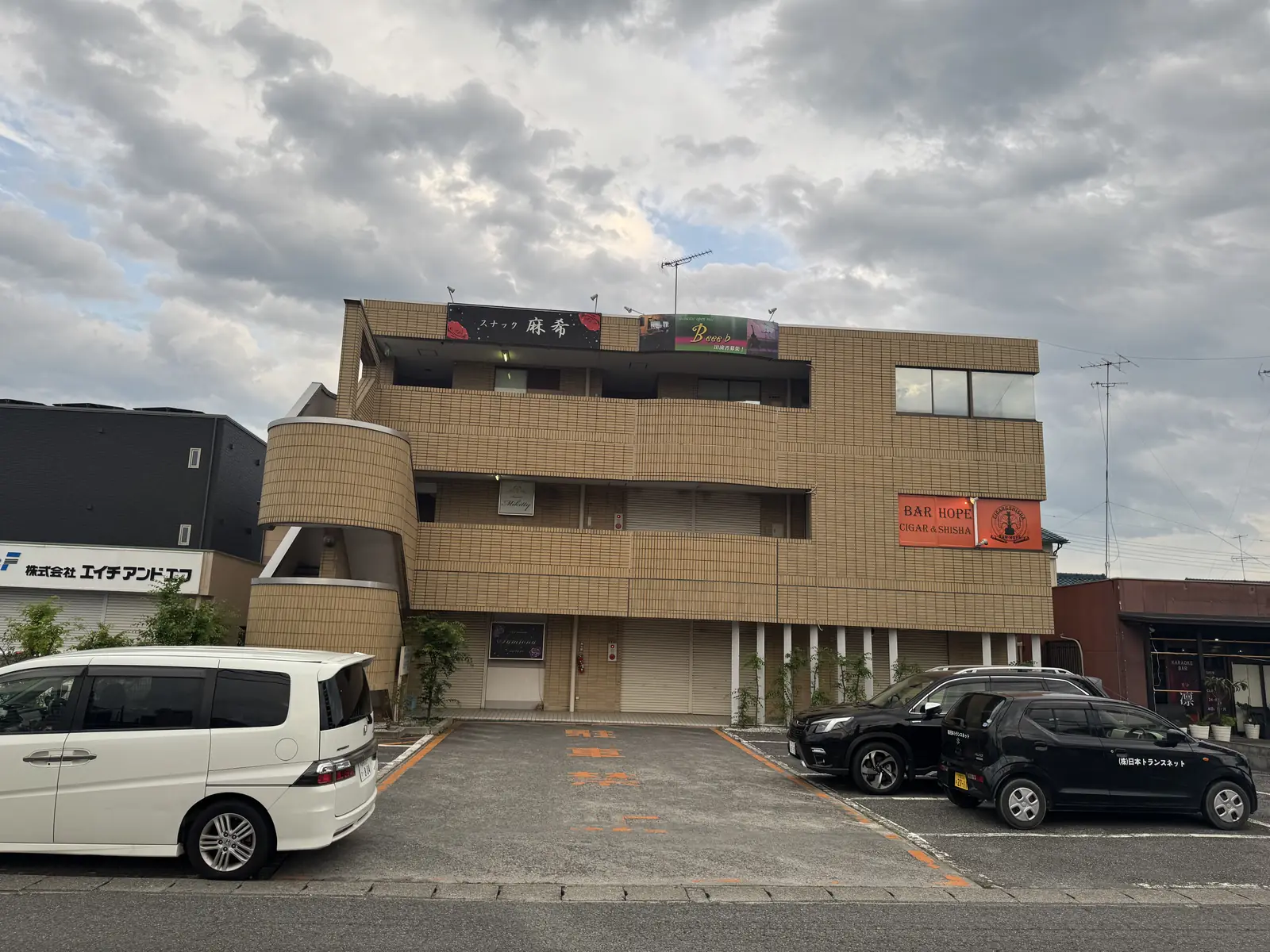イエロートータスビルの正面。当店は3階